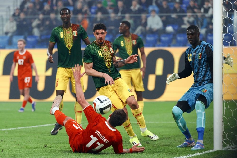 Падение Воробьёва в штрафной гостей. 