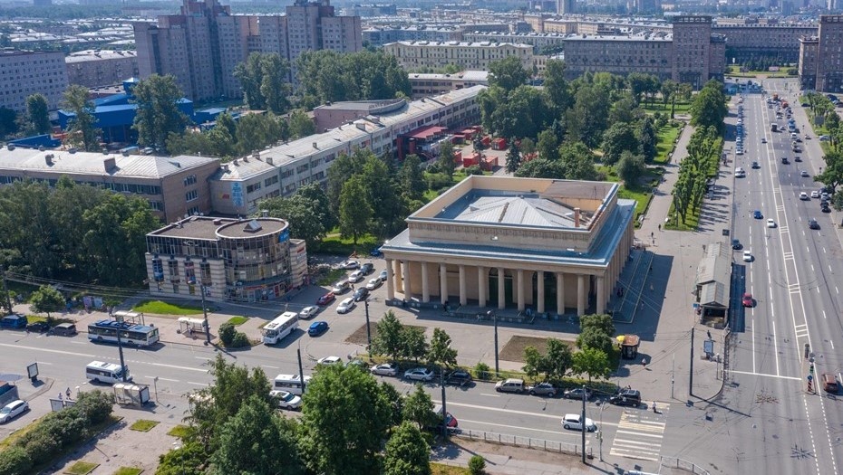    Станция метро "Кировский завод", проспект Стачек. Автор фото: Тихонов Михаил/ДП
