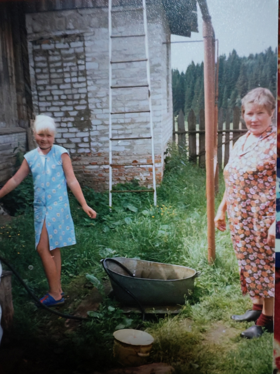 Я и бабушка 25 лет назад, в этом доме сейчас мы живём 