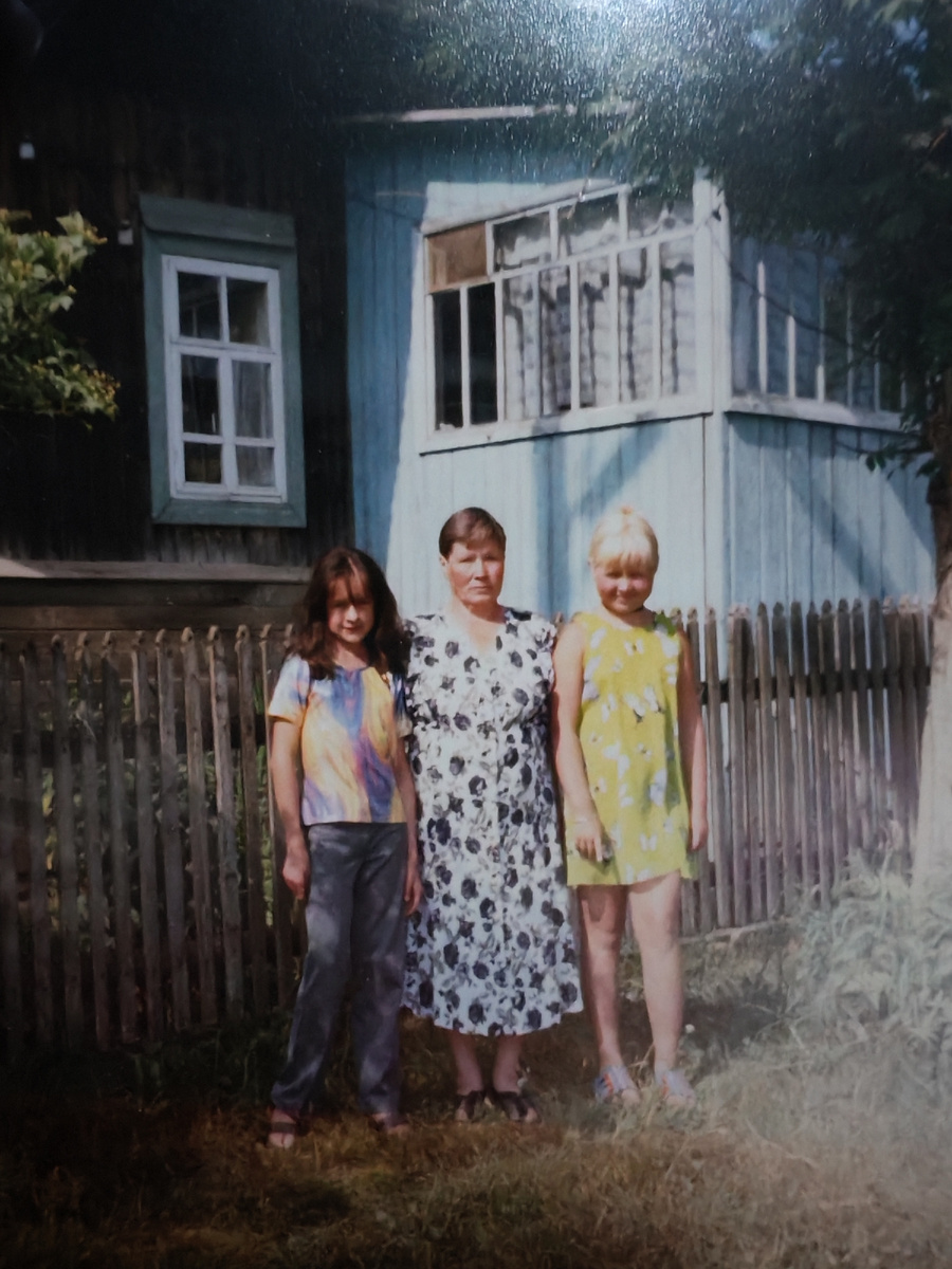 Сестрёнка Катя (нет в живых), бабушка и я возле нашего домика 24 года назад 