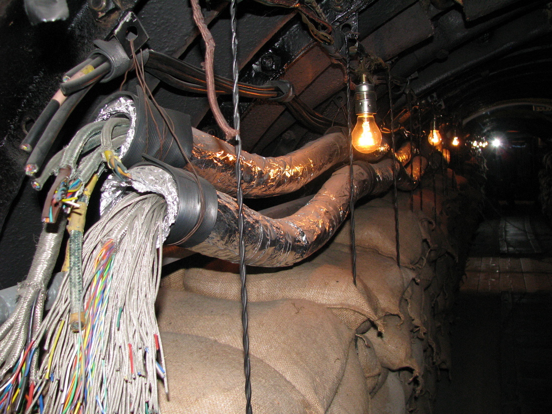 Рис.1 Аппаратура и кабели внутри берлинского шпионского туннеля операции „Золото“ в начале 1950‑х годов.