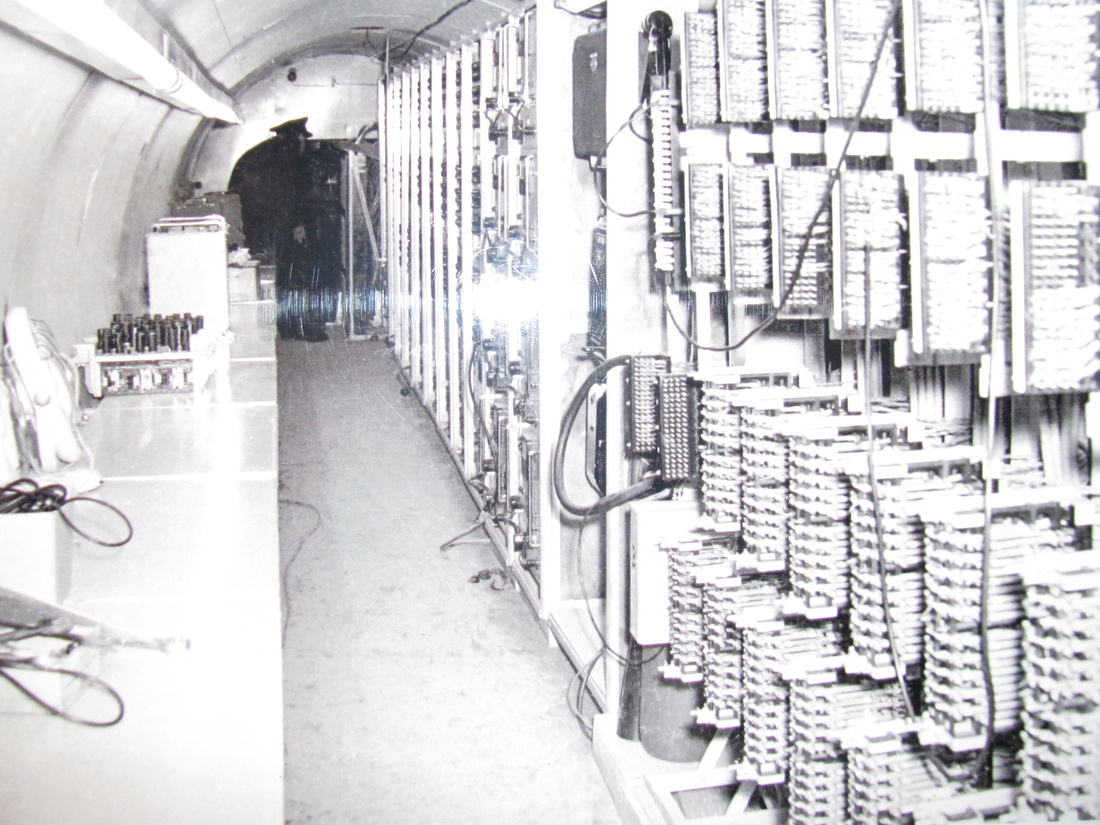 Рис.2 Техники в узком подземном туннеле: кабели связи, укрепления и оборудование для перехвата переговоров.