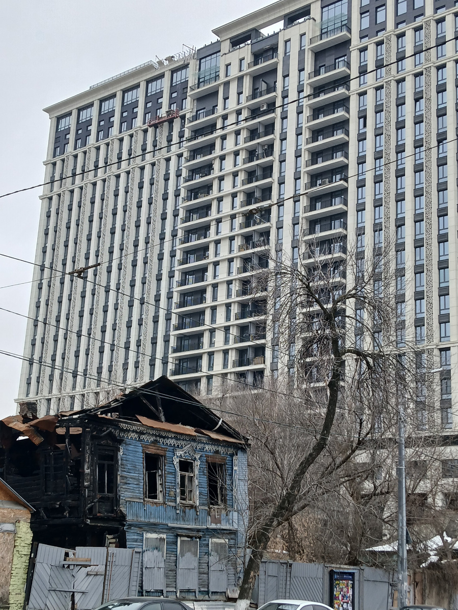 Последние дома построенные с любовью под  нависшим монстром.