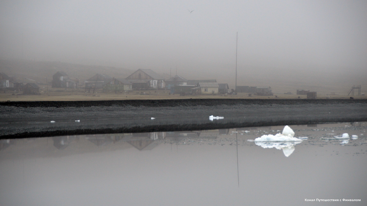 Заброшенная метеостанция в тумане выглядит пугающе загадочно.