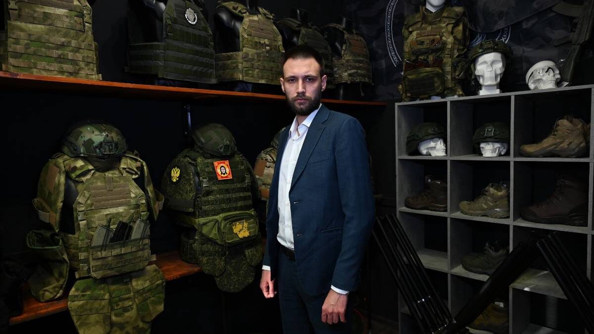    Участник специальной военной операции Сергей Захарченко собирает гуманитарную помощь для жителей Донбасса. Скоро мужчина вновь приступит к обязанностям советника главы Донецкой Народной Республики по молодежной политике / Фото: Анатолий Цымбалюк / Вечерняя Москва