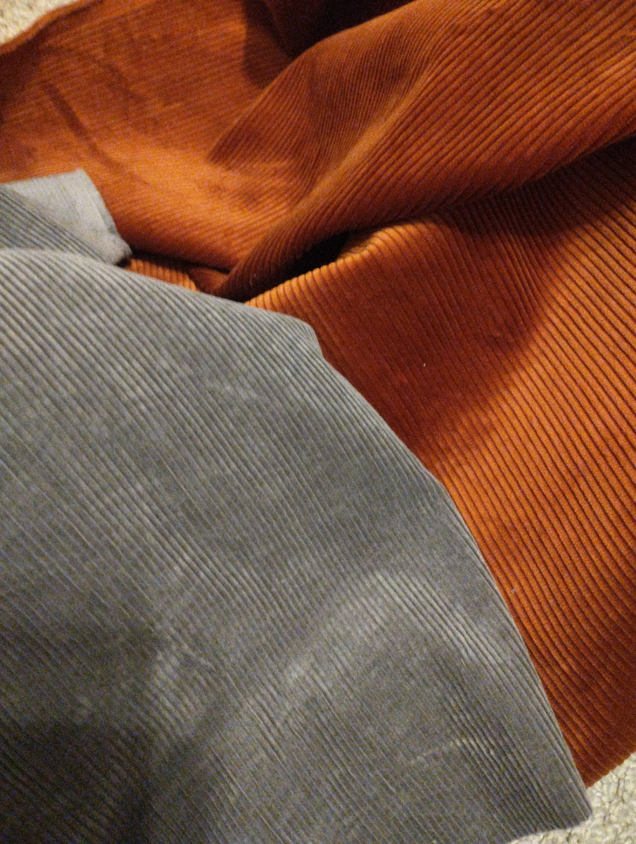 Серый мягче, мельче. 