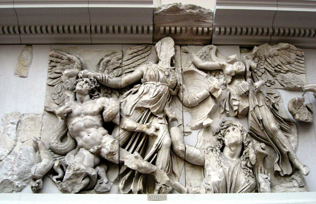 Гигант Алкионей (крайний слева) на Пергамском фризе, через Wikimedia Commons.