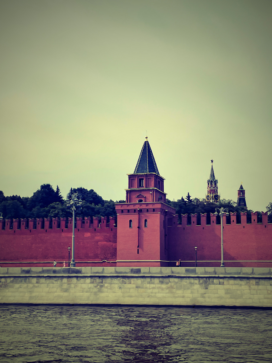 Вид на Спасскую башню с воды. Фото автора.