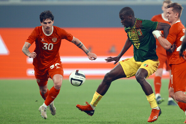 Илья Вахания (Россия) и Мусса Дьяките (Мали) в товарищеском матче Россия – Мали на стадионе «Газпром Арена» в Санкт-Петербурге / Алексей Даничев/РИА Новости   📷