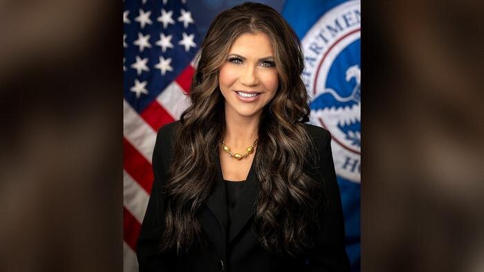 Бывшая глава Министерства внутренней безопасности США Кристи Ноэм. Обложка © Wikipedia / U.S. Department of Homeland Security