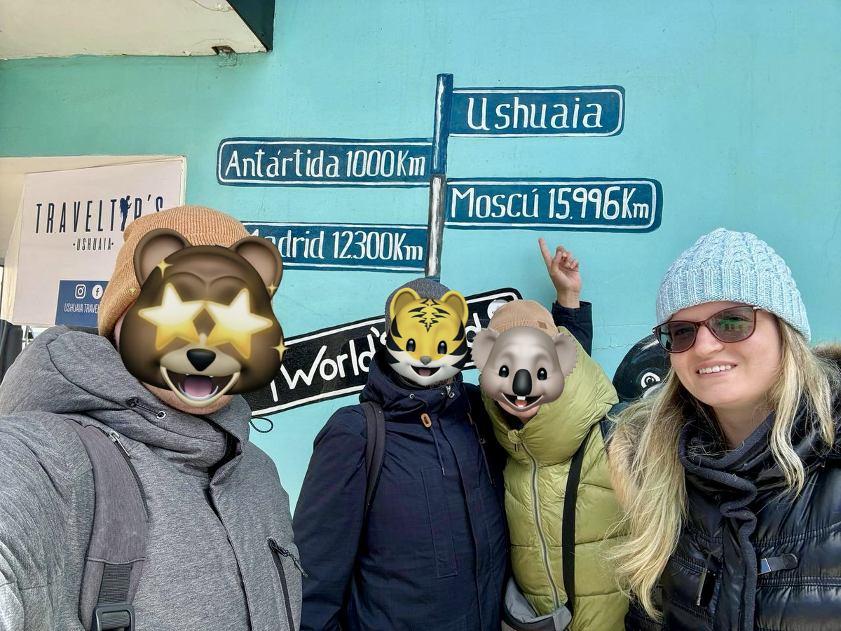 Указатель в городе Ушуая, до Москвы 15 996 км!