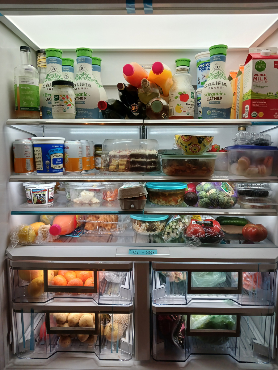 На третьей полке сверху слева банка с коровой - сметана 