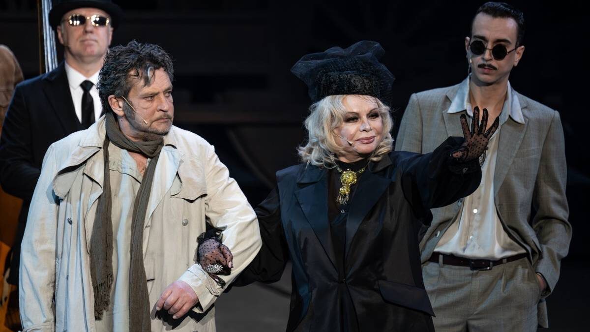    Народный артист России Александр Домогаров в роли Петера и народная артистка России Ольга Богданова в роли Ады в сцене из спектакля «Предложение» режиссера Александра Лазарева во время предпремьерного показа в Центральном академическом театре Российской армии (ЦАТРА) в Москве / Фото: Владимир Астапкович / РИА Новости