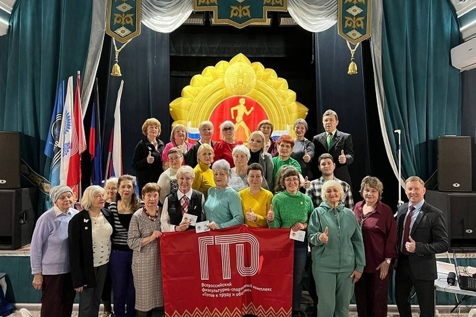    В Донецке вручили знаки ГТО участникам проекта «Старшее поколение». Фото: ТГ/Максим Швец