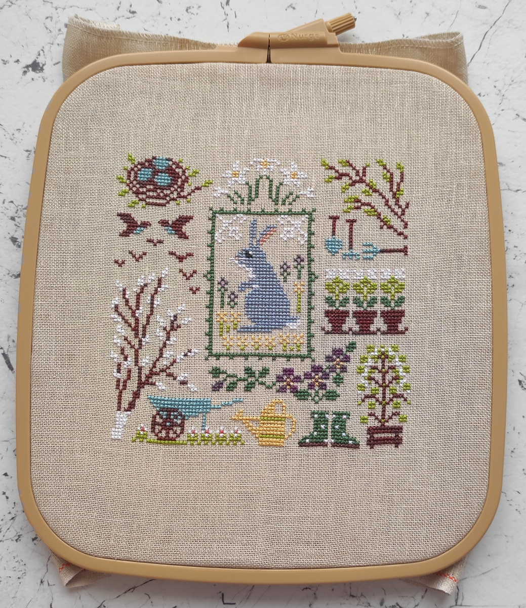 Фото на радостях сделала сразу, не снимая вышивку с пяльцев