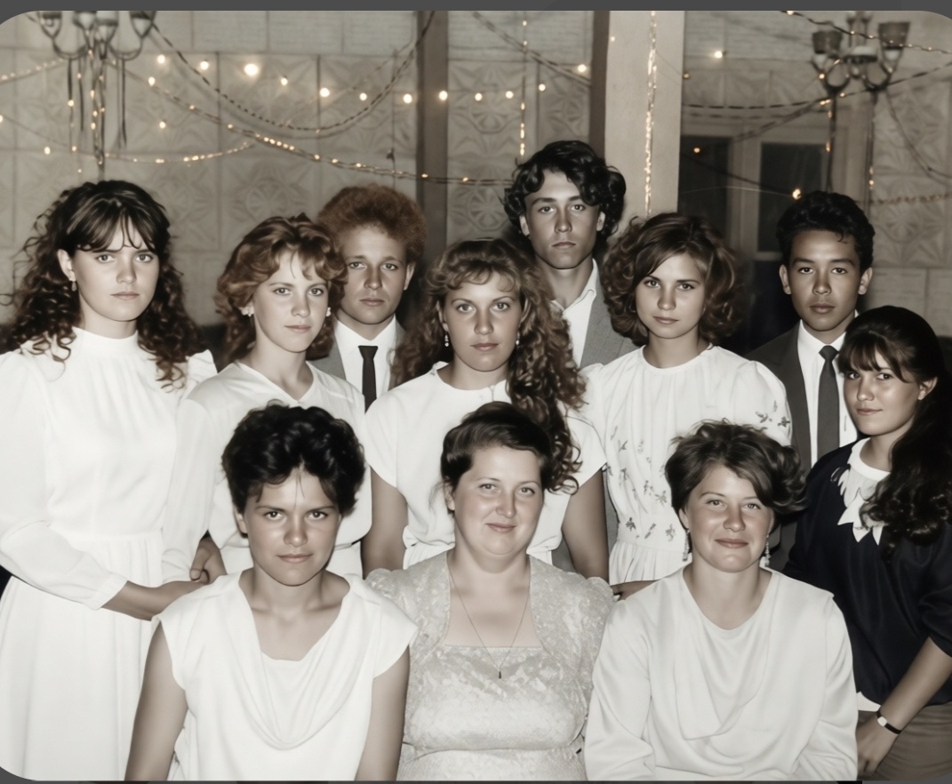 Тот самый выпускной класс. Возможно в этом фото кто то узнает себя☺️