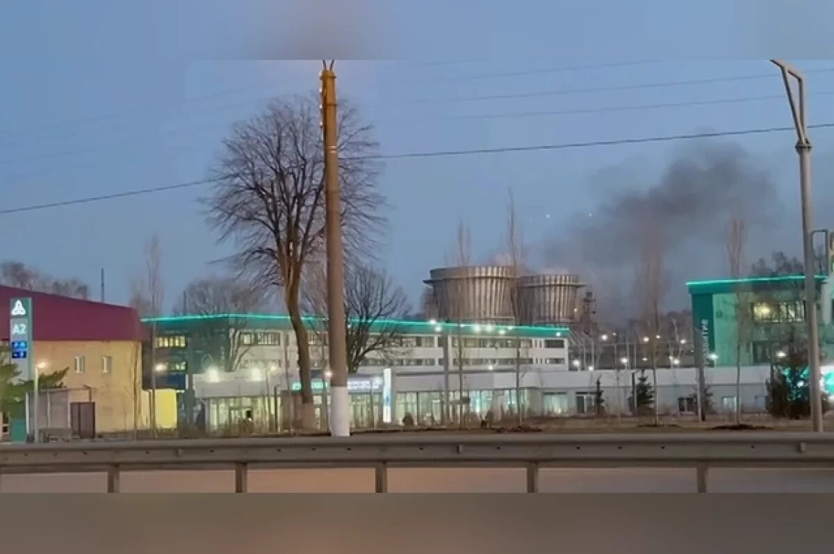    В считанные минуты соцсети заполнили кадры огромного столба чёрного дыма над промзоной, а жители города стали рассказывать о выбитых стёклах, звоне в ушах и неприятном запахе.