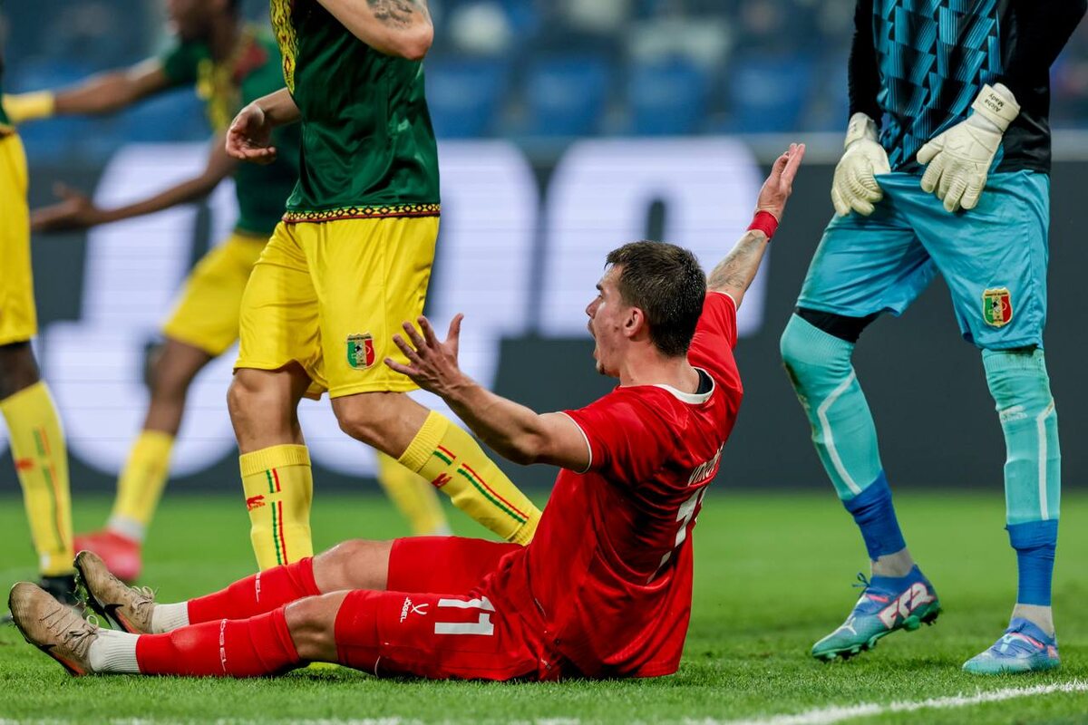 За нарушение на Дмитрие Воробьеве в ворота Мали назначили пенальти. Но Иван Обляков отправил мяч выше ворот. Фото: "Сборная России".