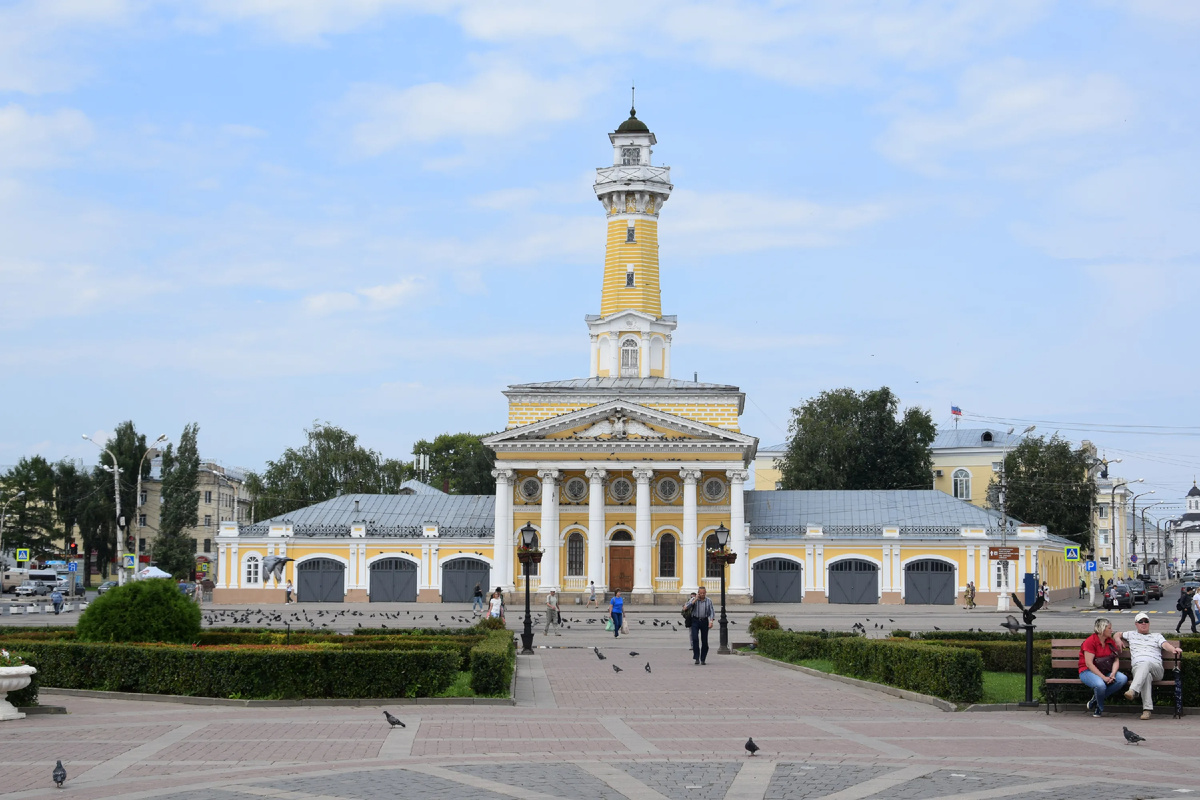 Пожарная каланча в Костроме — это выдающийся памятник архитектуры эпохи классицизма, одна из главных достопримечательностей города и символ его исторического центра. 