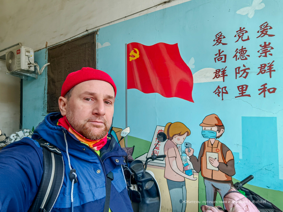 Автопортрет в арке жилого дома