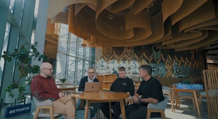    Франк Артига (крайний справа) / скриншот видео