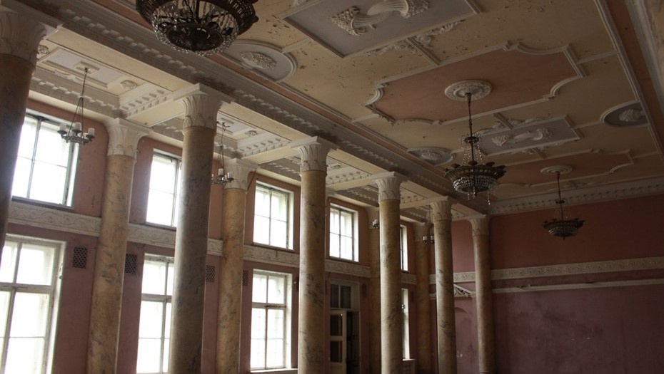    Старые ДК часто обладают интерьером в стиле сталинского ампира Автор фото: citywalls.ru