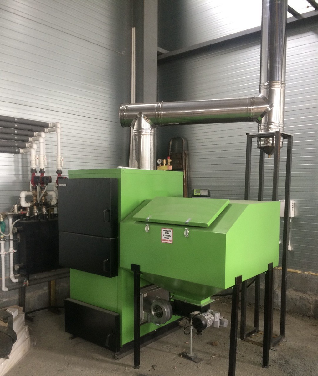 Наши главные рабочие лошадки — пеллетные котлы PELLETOR. На них строится вся система отопления без газа.