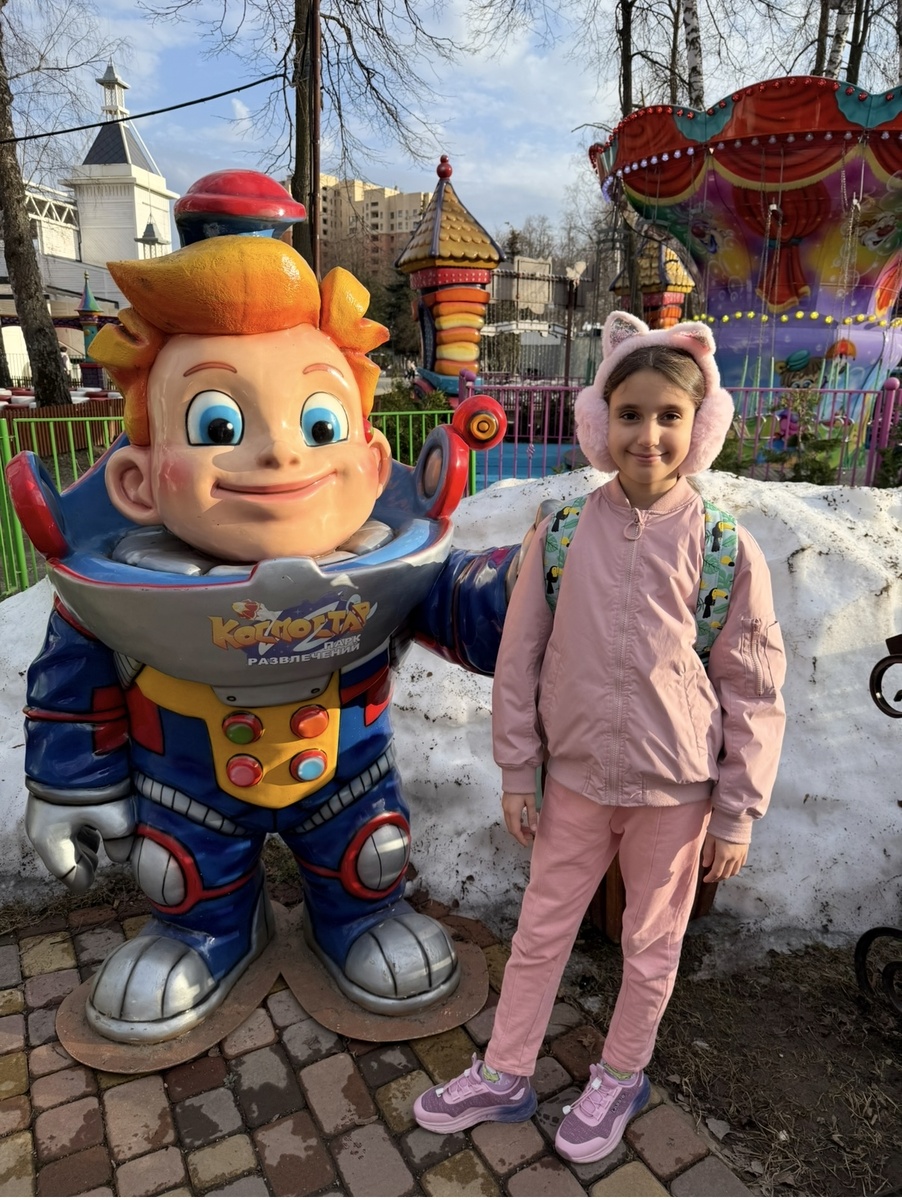 Практически моего роста скульптура из числа, представляющих этот парк аттракционов.