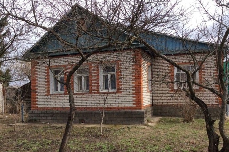 Домик — не Рублевка, конечно, но для стариков это вся их жизнь, их единственный угол на этой земле. Но на него положил глаз ушлый племянничек