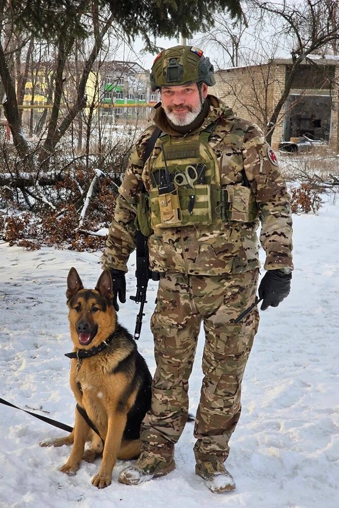    У Александра Душинского в зоне СВО есть и четвероногий боевой товарищ. Фото: Личный архив