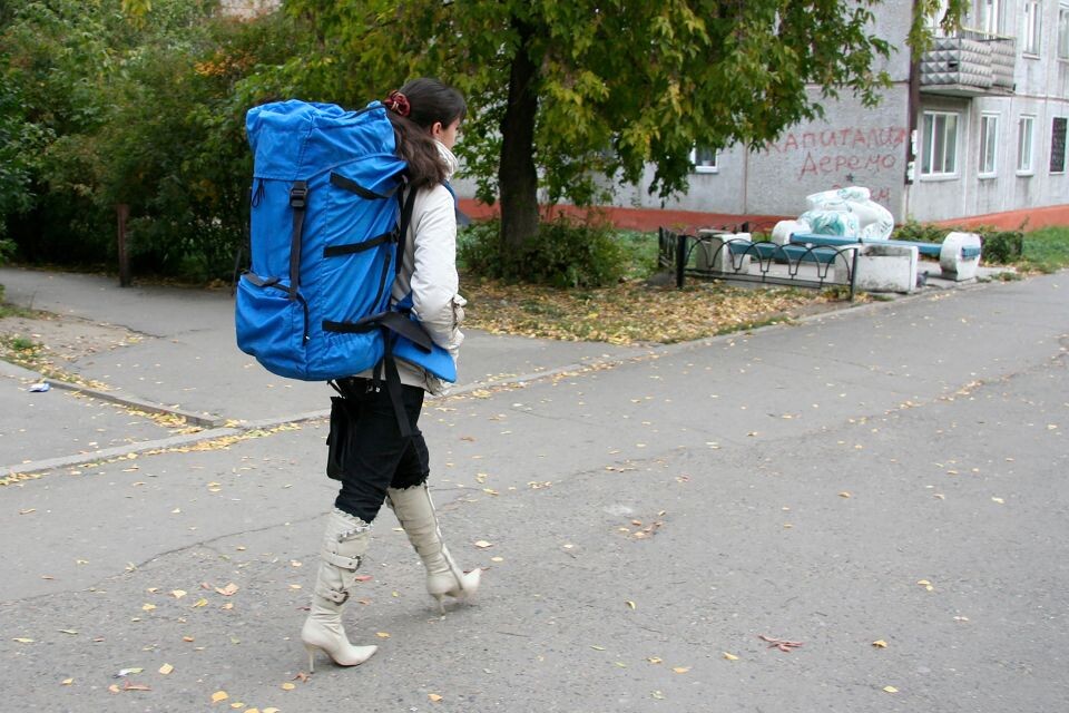    Девушка с рюкзаком. Источник: Олег Укладов