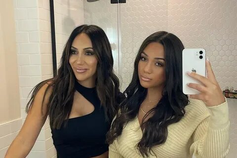 Я взял американку Сару в ночную Казань. Она ждала бандитов, а увидела цветущие парки и улыбающихся людей