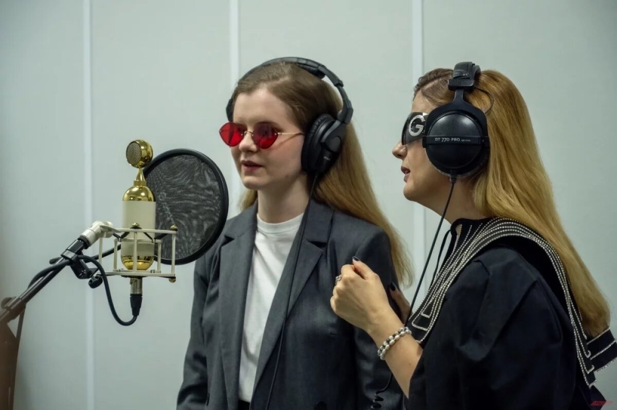    С незрячей ученицей, Софией Строгановой, Диана записывает совместные песни в профессиональной студии звукозаписи.