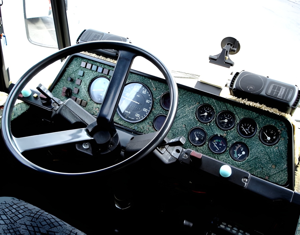 Интерьер водителького места  автобуса KAROSA B 731.