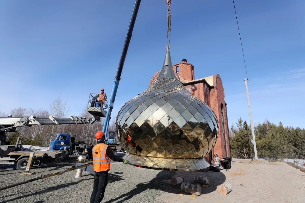    В селе Дзержинское установили купол на храм Ильи Муромца