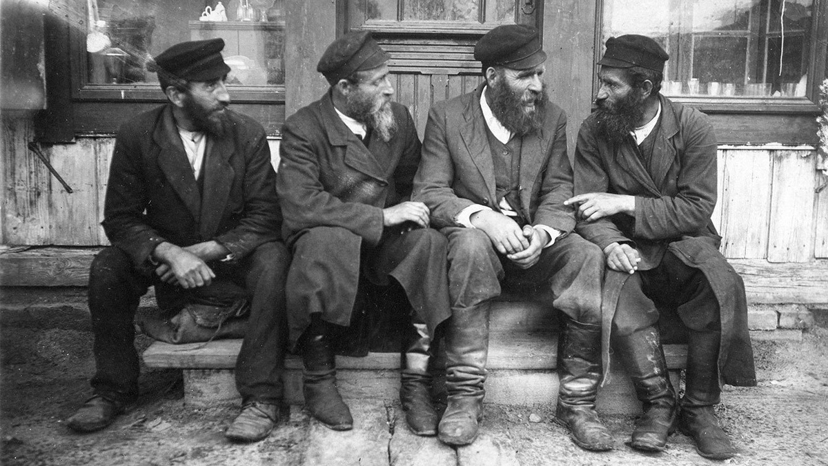 Евреи беседуют у входа в лавку. Волынская губерния, 1916 год