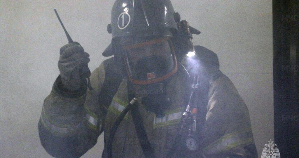 Мать и трое детей едва не пострадали на пожаре дома в городе Забайкалья