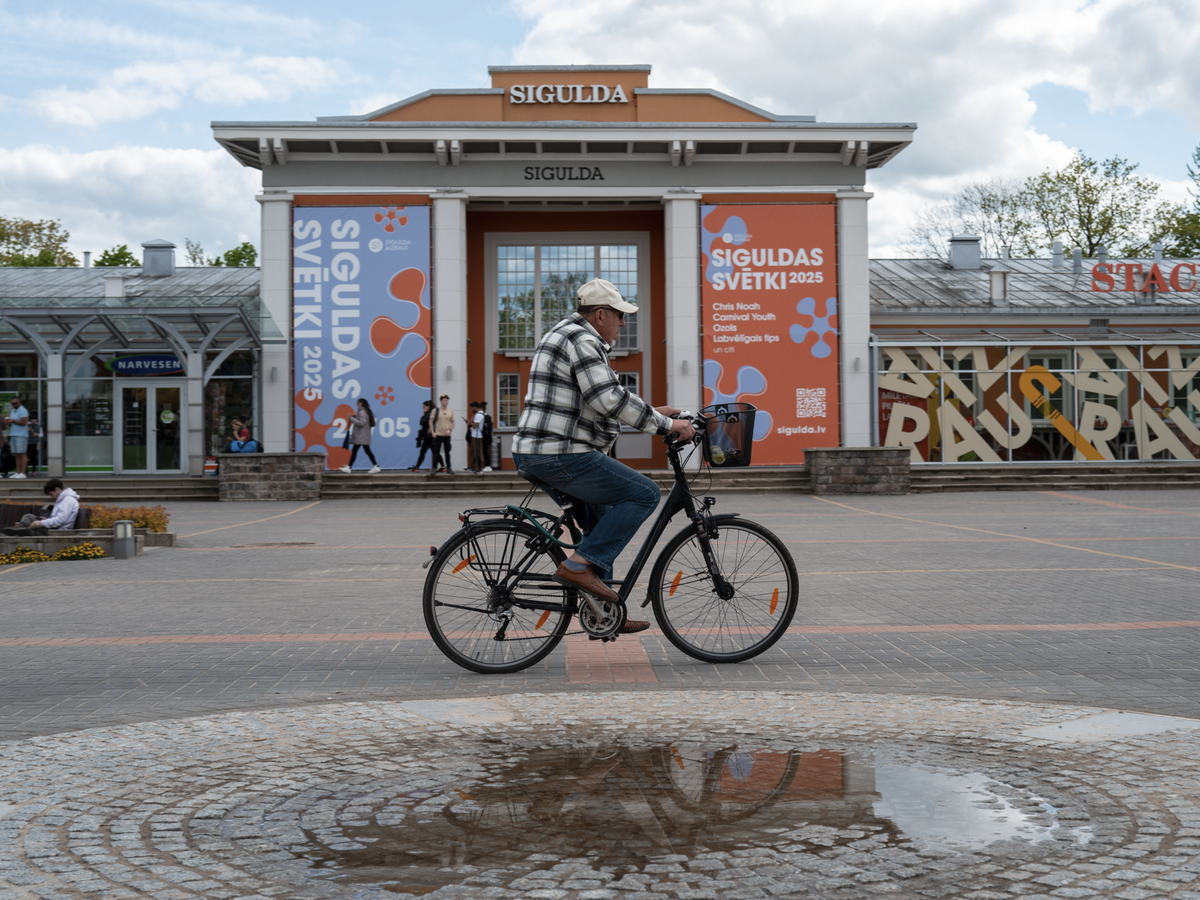 Латвия – страна, где пенсионеры массово работают. За минималку