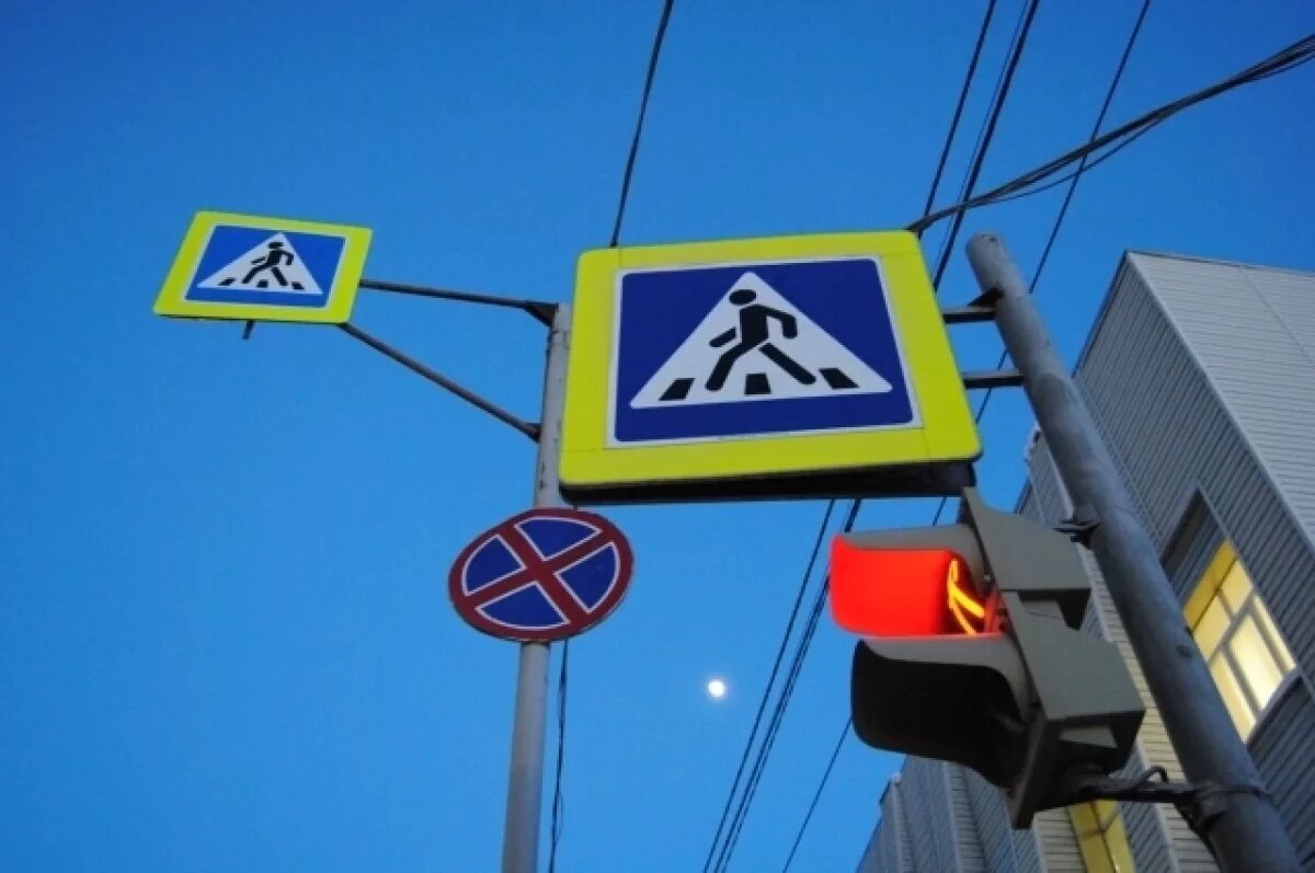    В Омске автомобиль сбил годовалую девочку на пешеходном переходе