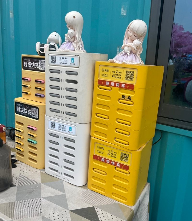 Станции для подзарядки буквально на каждом шагу: в метро, поликлиниках, торговых центрах, кафе, просто на улице