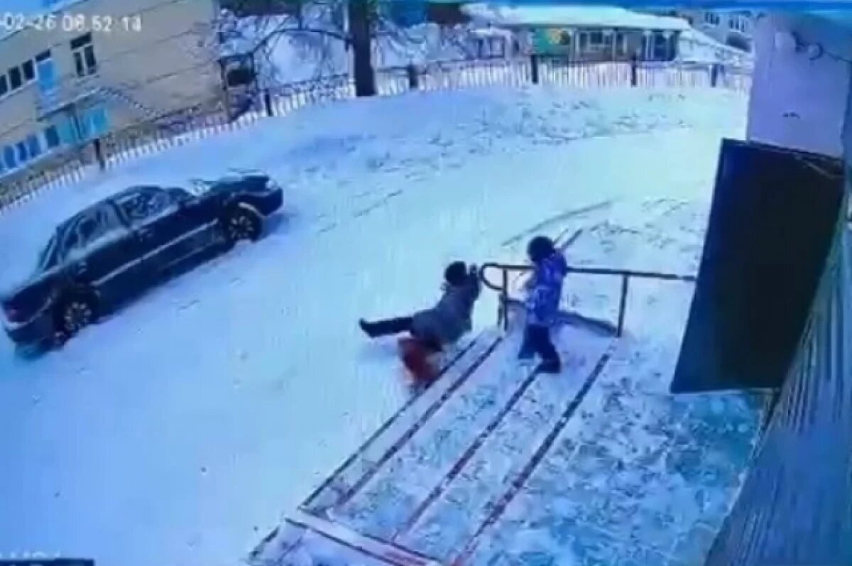    Происшествие зафиксировала видеокамера, установленная у входа в подъезд.