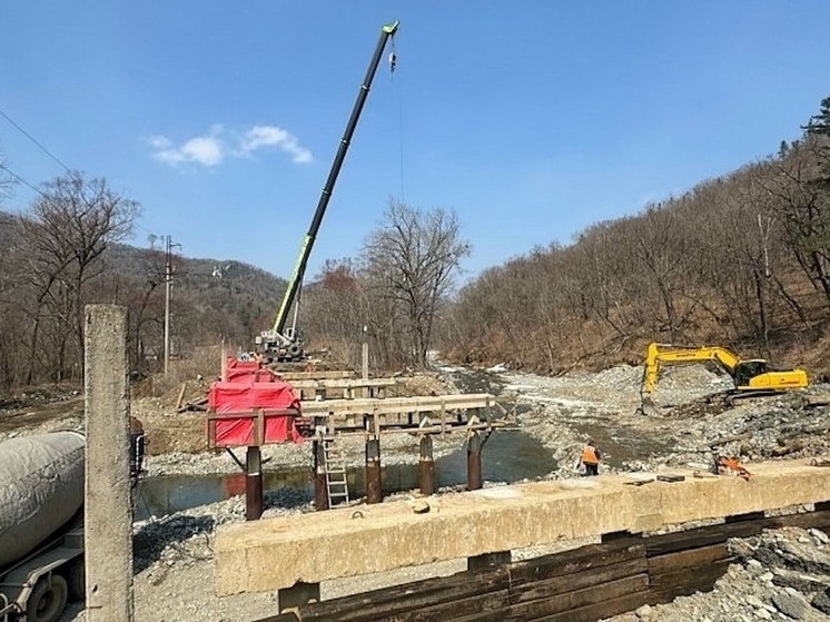    В приморском Чистоводном завершают ремонт моста после тайфуна. Фото: АО "Примавтодор"
