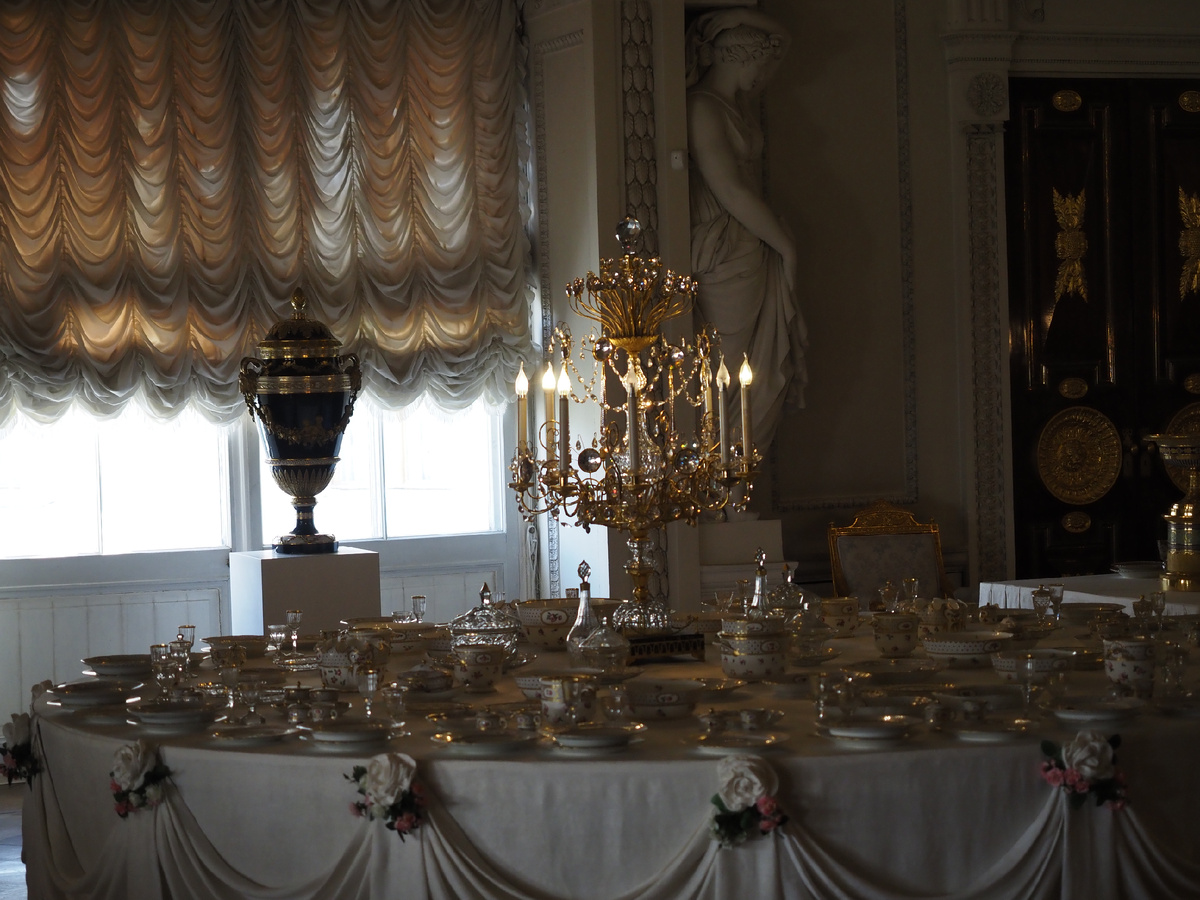 Парижский сервиз в Тронном зале Павловского дворца