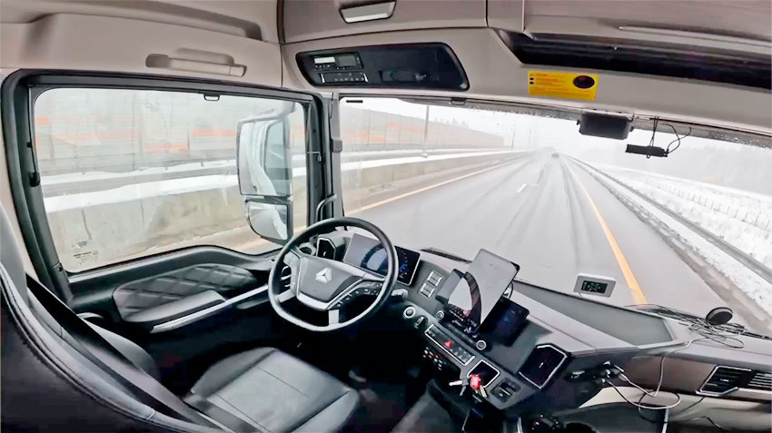 Беспилотная фура в движении по трассе.