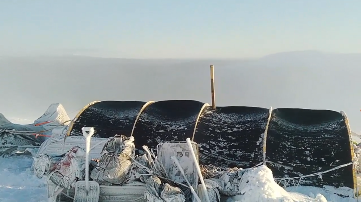 Вот такая стенка из барахла защищала палатку от ветра