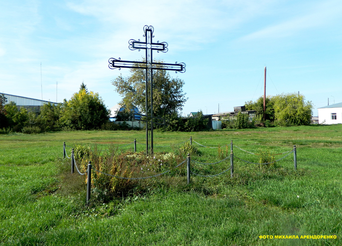 Фото 2. Памятный знак, установленный на месте бывшей Екатерининской церкви в с. Ингалинском. 16.09.2025 г.