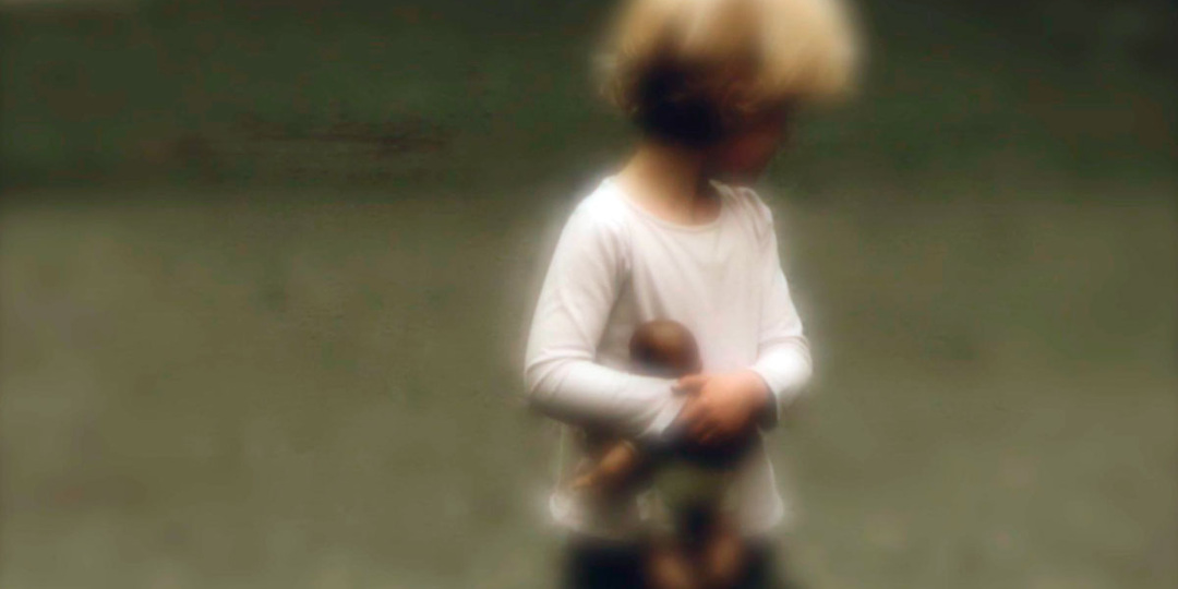 Винникотт и нарциссизм: почему один человек в отношениях становится «матерью», а другой — игрушкой