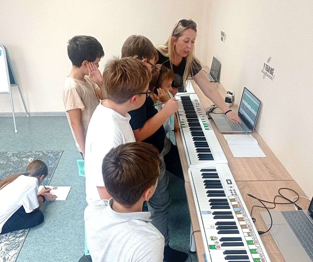 Преподаватель музыки Мария Алиева с четвероклассниками.