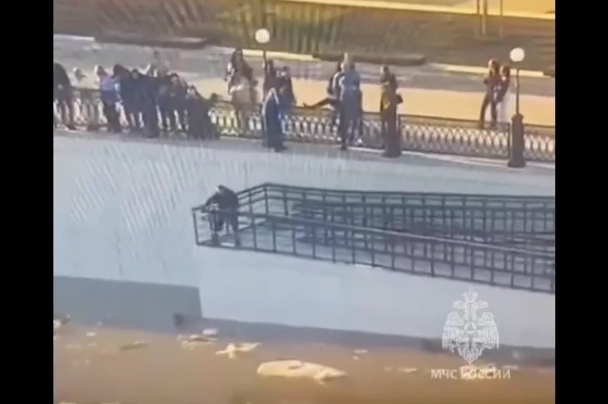    В Оренбурге на центральном пляже мужчина «открыл» купальный сезон