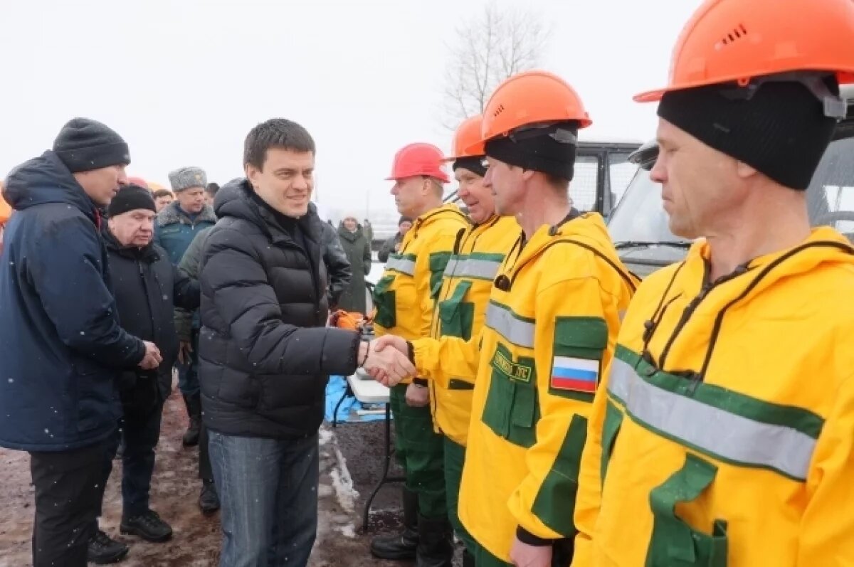    Губернатор Михаил Котюков пообщался со спасателями.